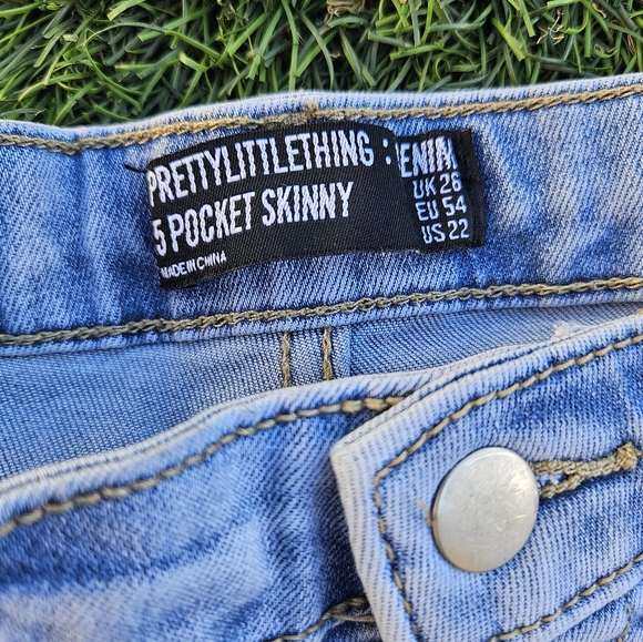 Pretty Little Thing 5 Pocket Skinny Denim Jeans Ripped Knees Womens Size US 22 - Picture 6 of 9